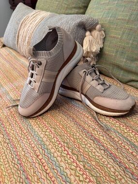 OTBT Women's Speed Sneaker 10209 ( size 7.5 ) Sleek Comfy Cushioned